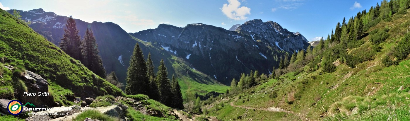 19 Vista sulla conca Baite di Mezzeno e verso Corno Branchino.jpg